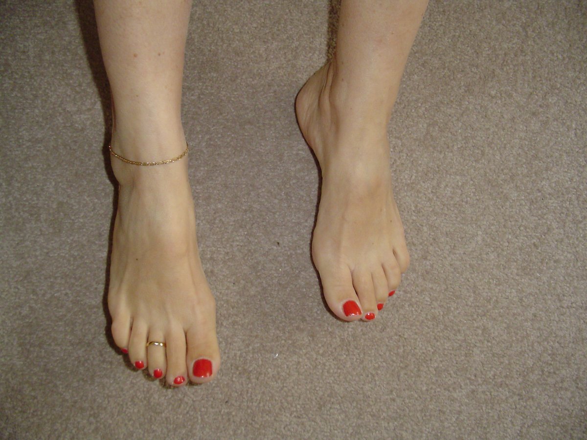 FappingFeet's tweet image. My wife's classically pretty feet, adorned tastefully.