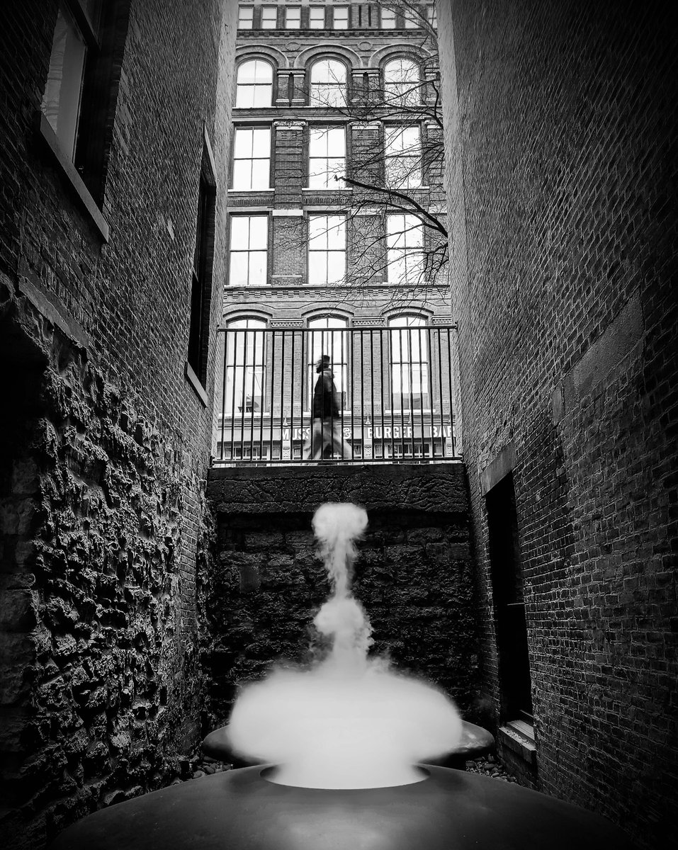 HungRonquillo's tweet photo. La fotografía callejera a veces me conquista cuando la esencia humana armoniza con el entorno urbano de forma sincera.
#streetphotography #callejero #fotografiacallejera #blackandwhitephotography #blancoynegrofotografia #21cmuseumhotel #downtown #downtownlouisville #Louisville https://t.co/Ys8lPwTR5T