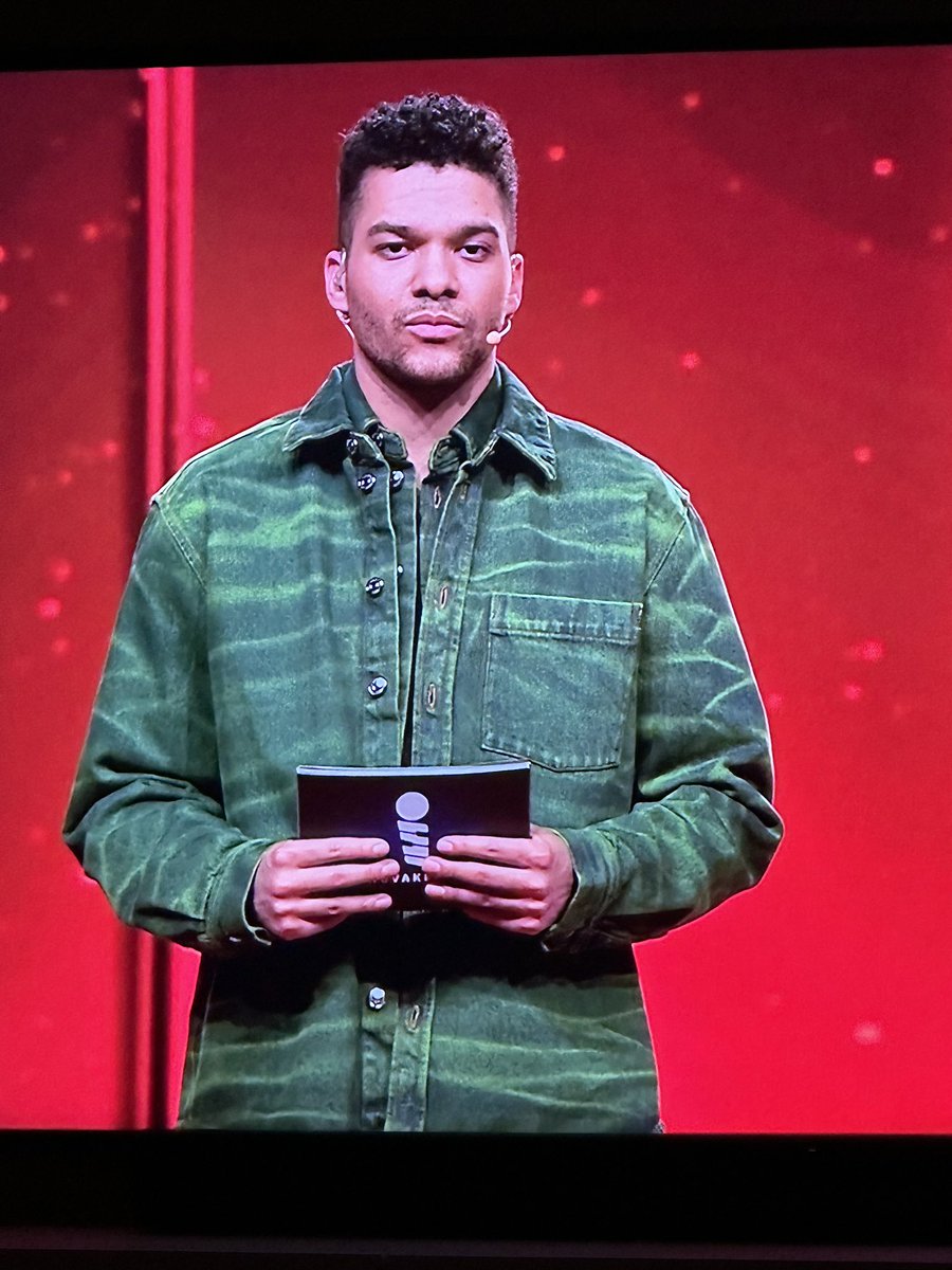 Svo flott skyrta - að hann fór í hana tvisvar ! #12stig