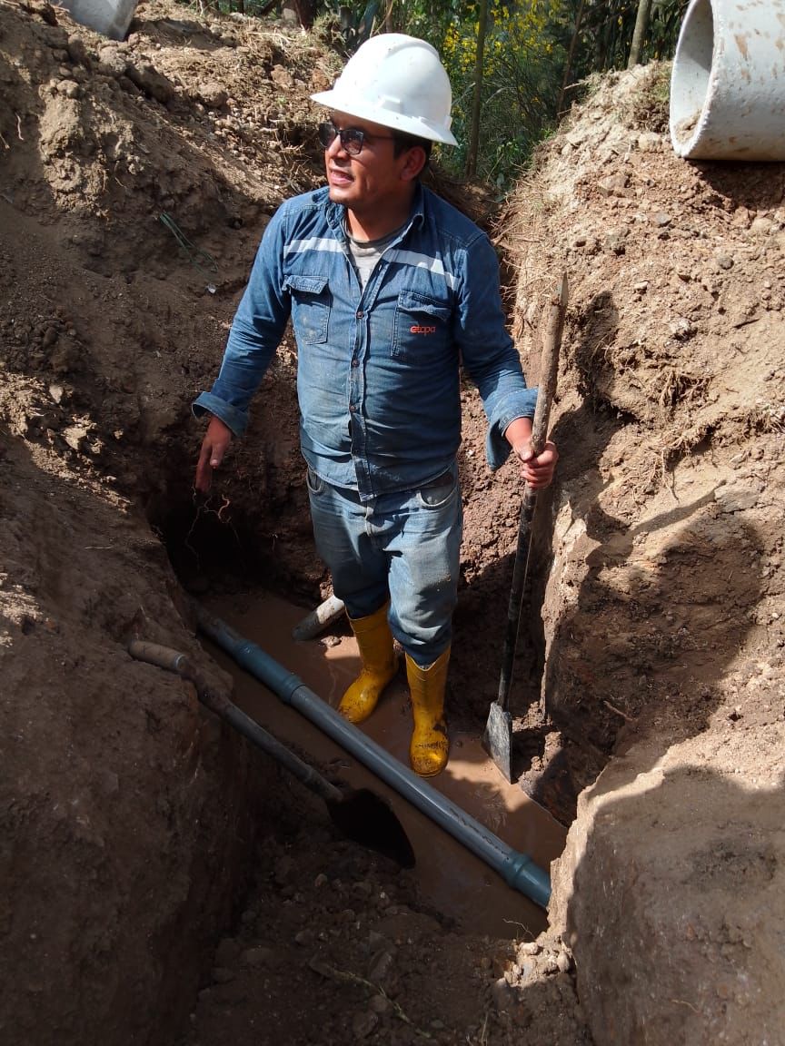 #Cuenca | Superado el corte del servicio de agua potable en la parte baja de la capilla de Guagualzhumi. Personal de ETAPA EP realizó la reparación de la matriz rota, debido a trabajos de mantenimiento vial.

#AmorPorCuenca ❤️💛