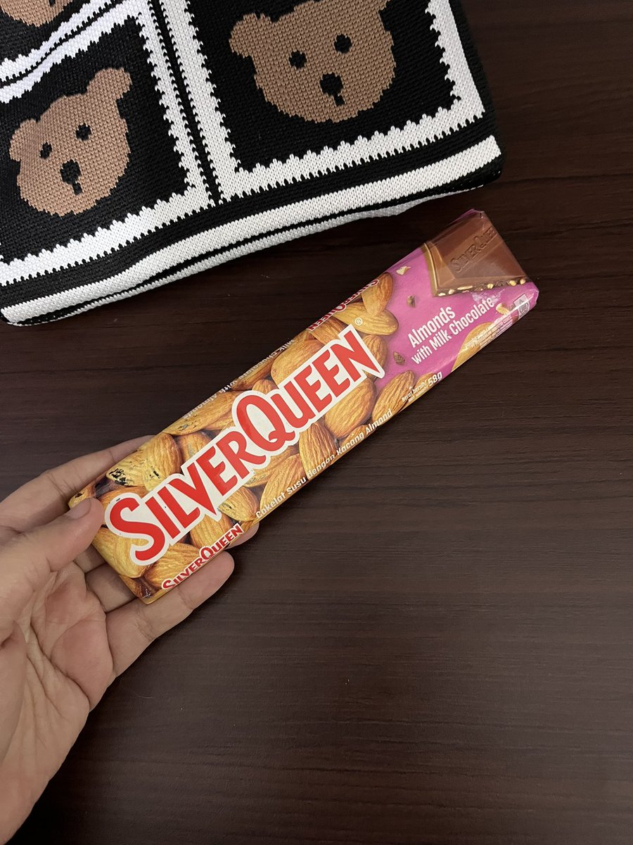 purplesky______'s tweet photo. Tetiba dikasih coklat trus dibisikin "it's yours"
Lhaa ya kaget aim.. mana temen kantor banyak yang belum pulang, sudah dipastikan jadi bahan gosip.. 🥲

Not kind of person who likes celebrating valentine, tapi mayanlah yaa coklatnya..

I think he's just being nice, nothing more https://t.co/F5C4KTVGkZ