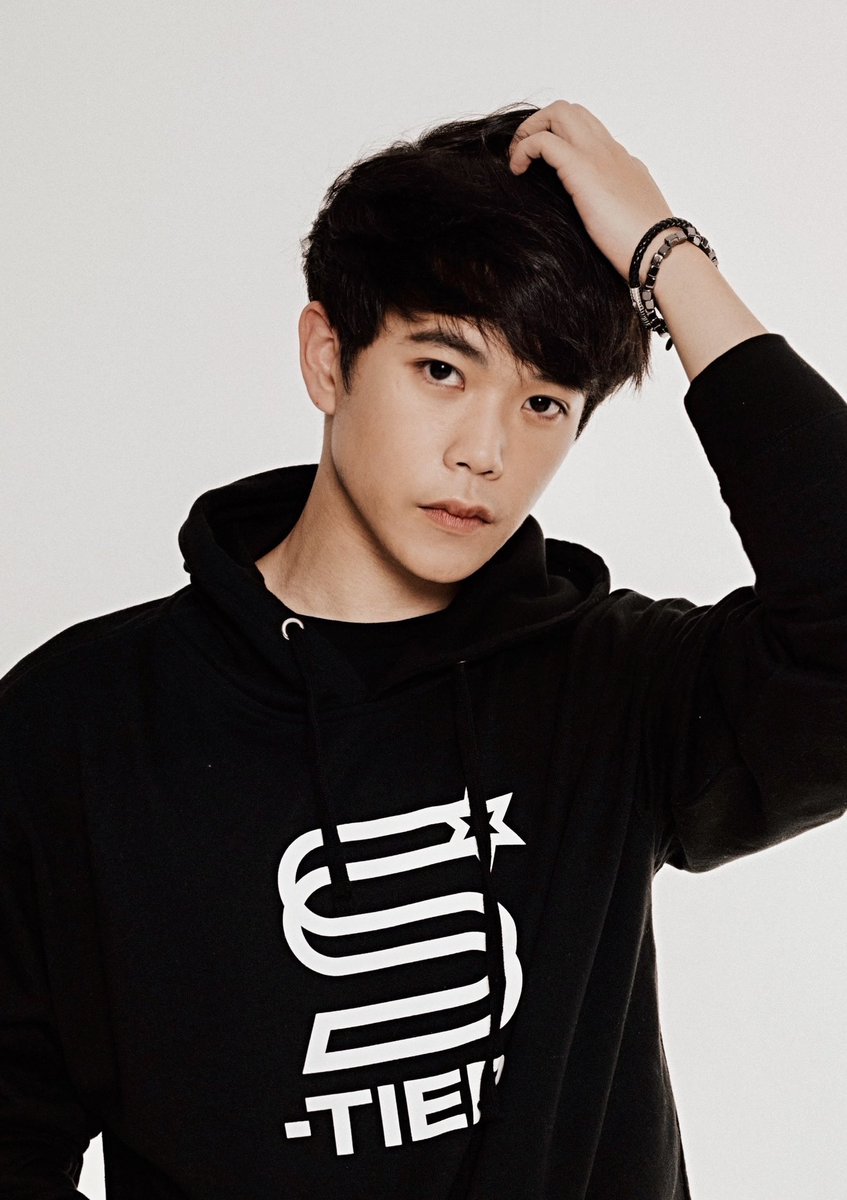 AleksLeVO's tweet image. been using a different headshot for my professional stuff &amp;amp; my followers said it looks like “gomen oomf chan” 

PLEEEAAAAASSEEE 😭😭😭 HE CAN’T HAVE ANYTHING