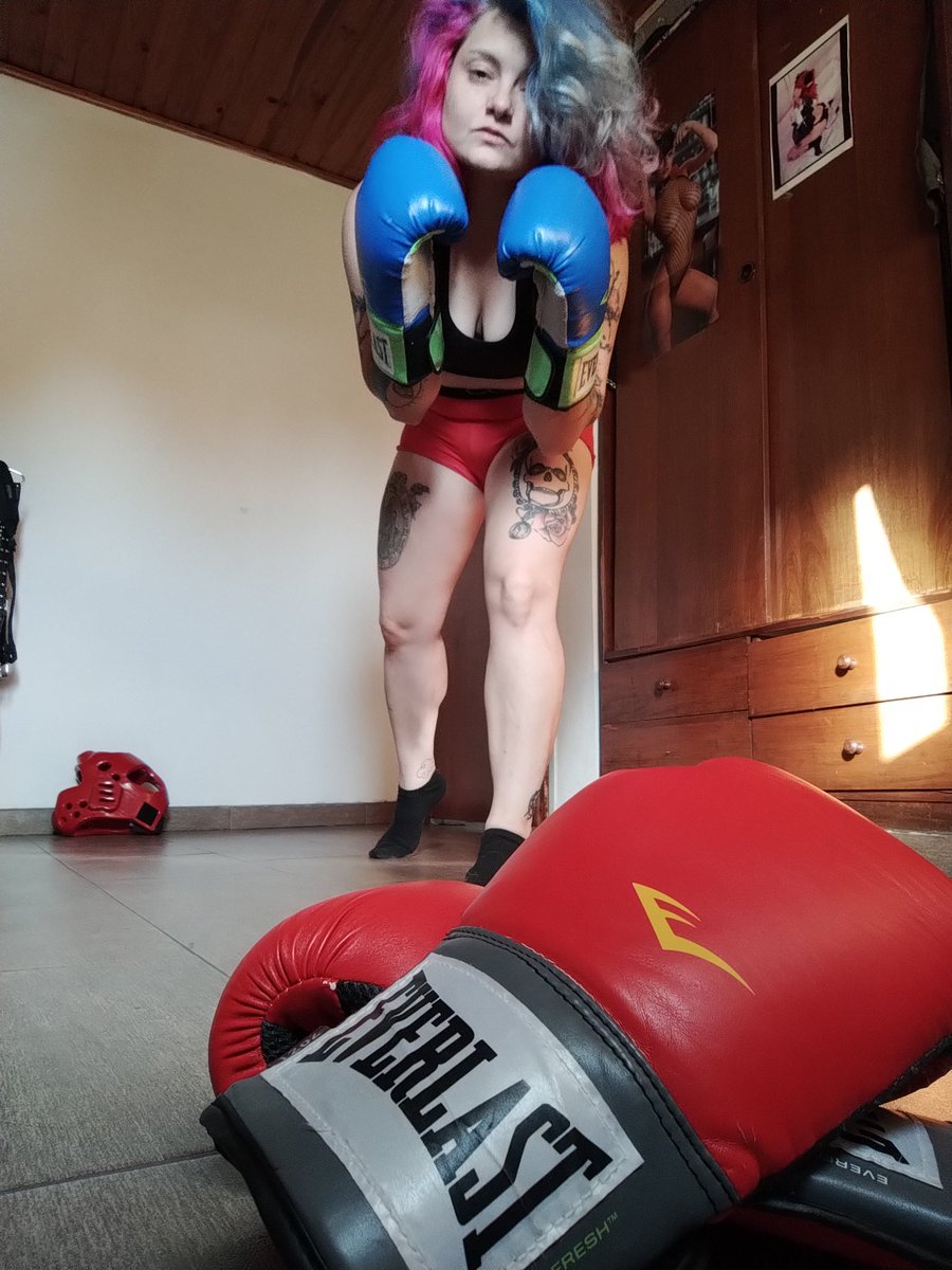 geekgirL_420's tweet photo. I'll let you use the Red Gloves this time ❤️ come and have a fight with me, I'm lightning and my Jabs are very good
https://t.co/u7Z5kupgtL
#fetishboxing #boxingwoman https://t.co/99at6tkujQ