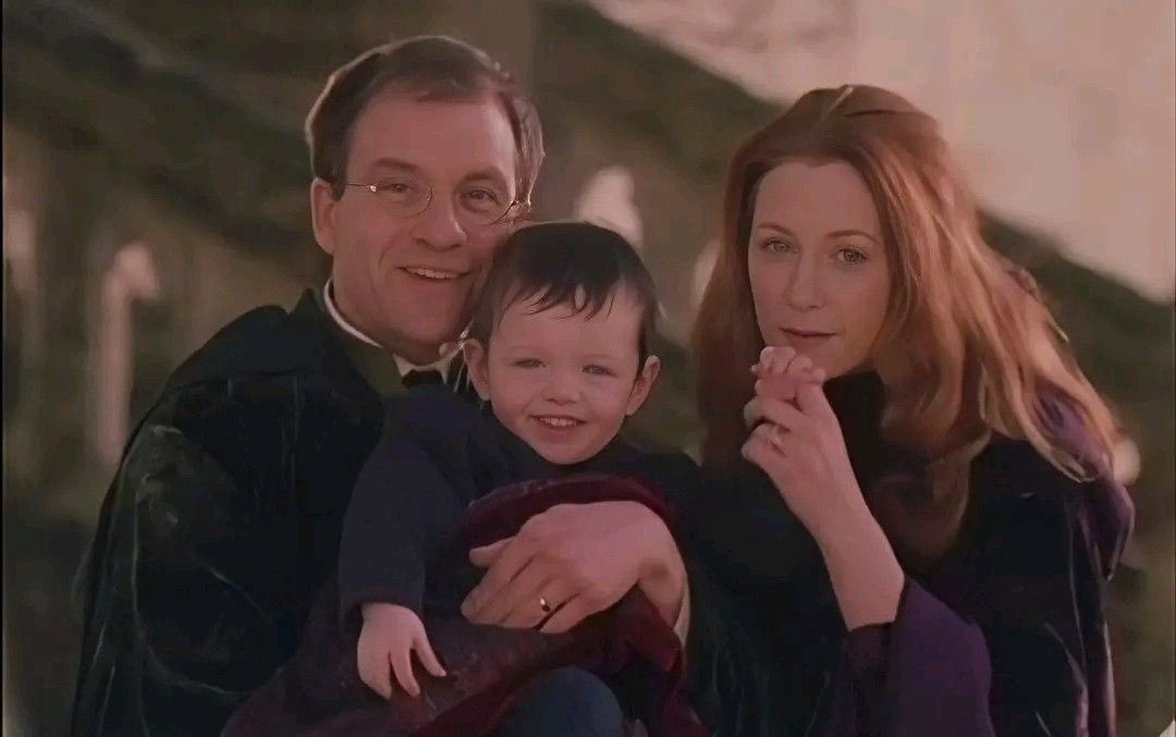EiProfeta's tweet photo. Harry Potter y el misterio de por qué pusieron a James y Lily Potter en las películas como si tuvieran 47 años cuando ambos murieron con solo 21 años. https://t.co/ZM0GY8Tko3