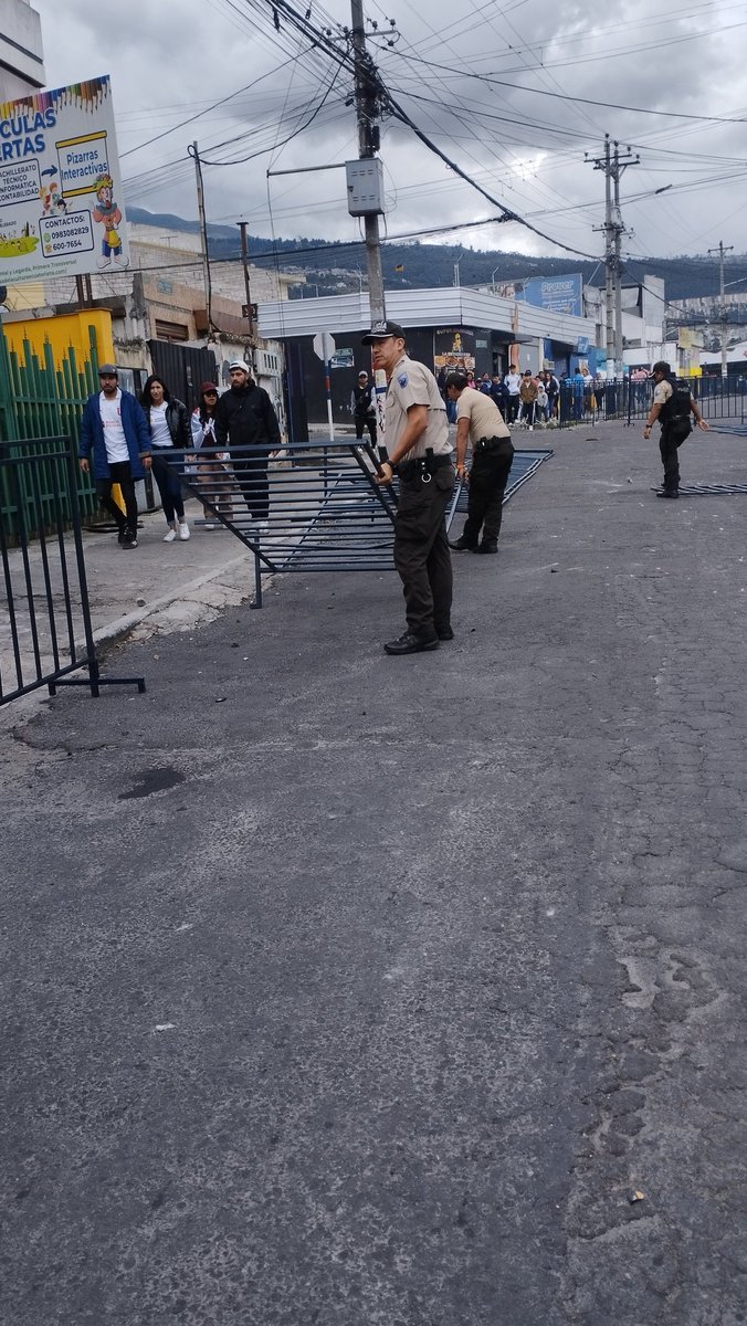 #Atencion | Primeros incidentes en la #NocheBlanca2024 Fuerte pelea entre varios hinchas con piedrazos  botellazos y varios heridos en los exteriores del Estadio de @LDU_Oficial