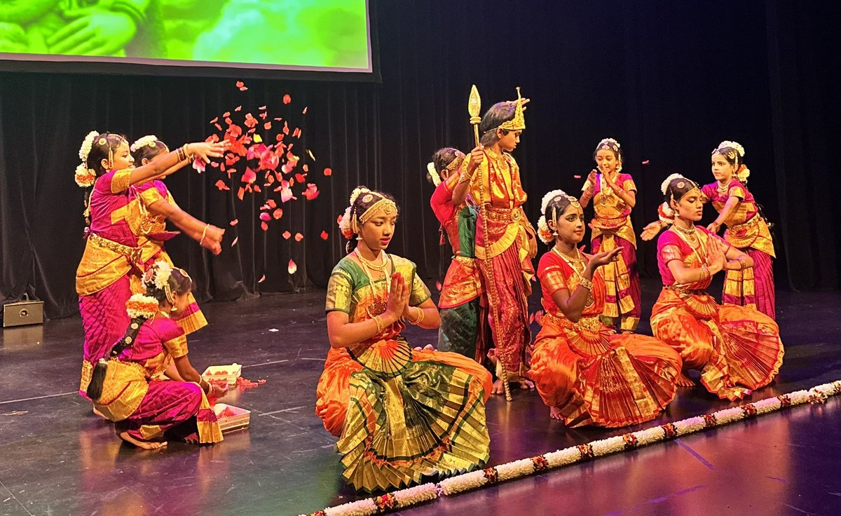 Last night we were captivated by the beauty of #Indian classical and contemporary #dance at Hridayam School of Dance's 'Nritya Ponmalai' 💃🌟&amp; it was all for a good cause - RACQ <a href="/LifeFlight_Aus/">LifeFlight</a> 🥰
#indiandance
#adventuresinourregion #councillorlife