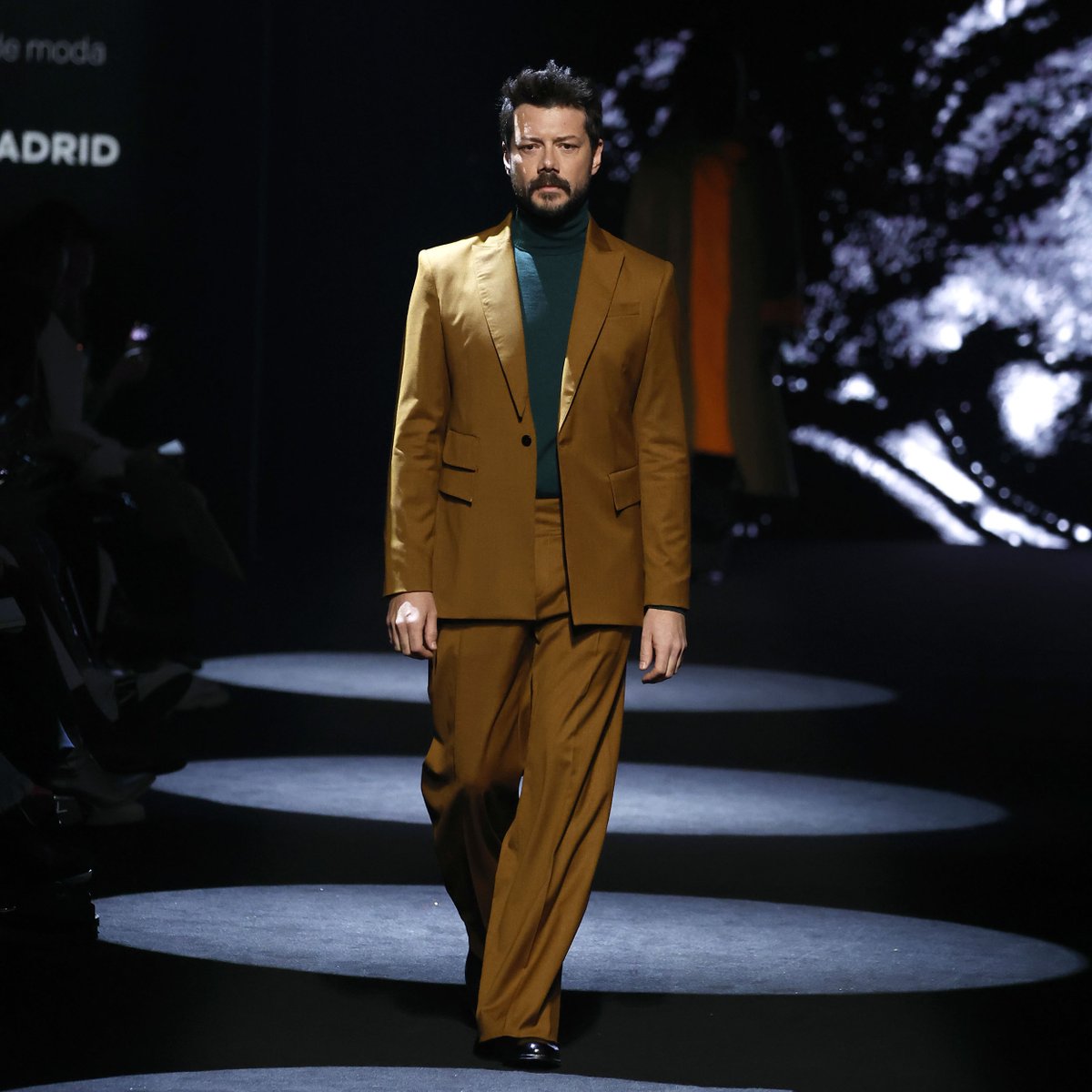 MBFWMadrid's tweet photo. Tras el legado de Elio Berhanyer, la marca emerge con fuerza en una nueva era, fusionando la esencia clásica con una visión actual y vanguardista.

BERHANYER nos descubre tejidos exquisitos, siluetas innovadoras y una paleta de colores cautivadora.

#MBFWMadrid https://t.co/UJGKHacvxm