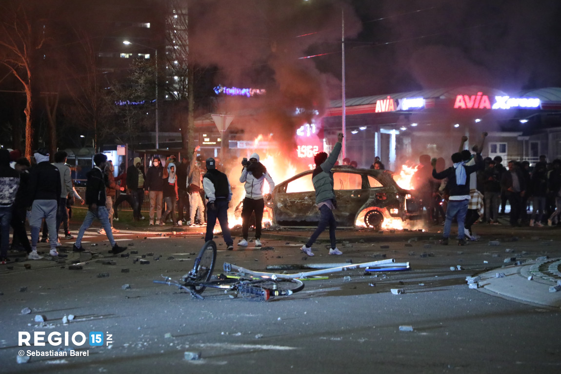 RTLnieuws's tweet photo. Update: Agenten gewond en grote schade door rellen Eritreeërs in Den Haag https://t.co/5o3786WAsx https://t.co/DwpS5q3T5j