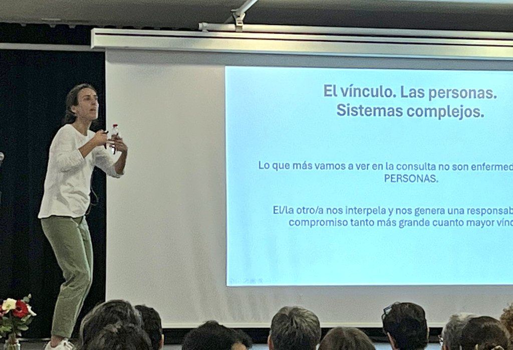 primariaicscat's tweet photo. El Seminari d'Innovació en Atenció Primària s'ha celebrat a Barcelona amb la implicació de professionals de diferents categories i de residents de medicina i infermeria de l'#apicsbcn
Ha abordat l'enfocament primarista i com adquirir l'ofici en atenció primària #SIAPBCN24 https://t.co/IpN05t8bPh