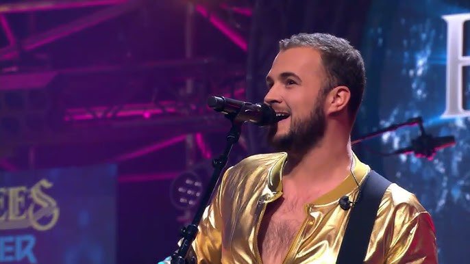 Trouble_Con's tweet image. Jezus wat was #beegeesforever weer goed. En volgens mij heb ik een kleine crush op zanger Mike. Wat straalt die man als hij zingt.