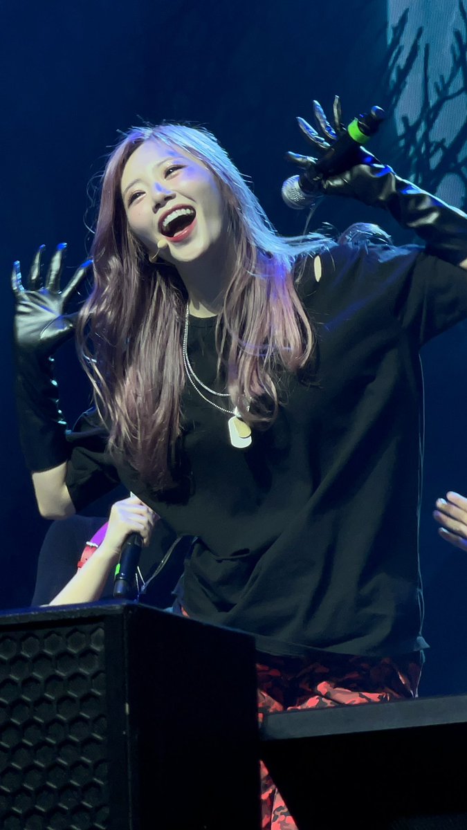 singnieminji's tweet photo. europe 2022 ve 2024 tour, my minji🥺 https://t.co/qbILRGsNi5