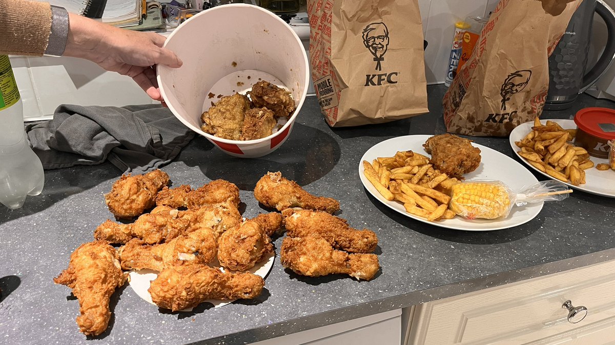 Wow <a href="/KFC_UKI/">KFC UK</a> <a href="/KFC_UKI_Help/">KFC Care Squad</a> your Havant branch have surpassed themselves 11 drumsticks in a 14 piece family feast bucket! Not one piece of breast chicken 
REALLY?