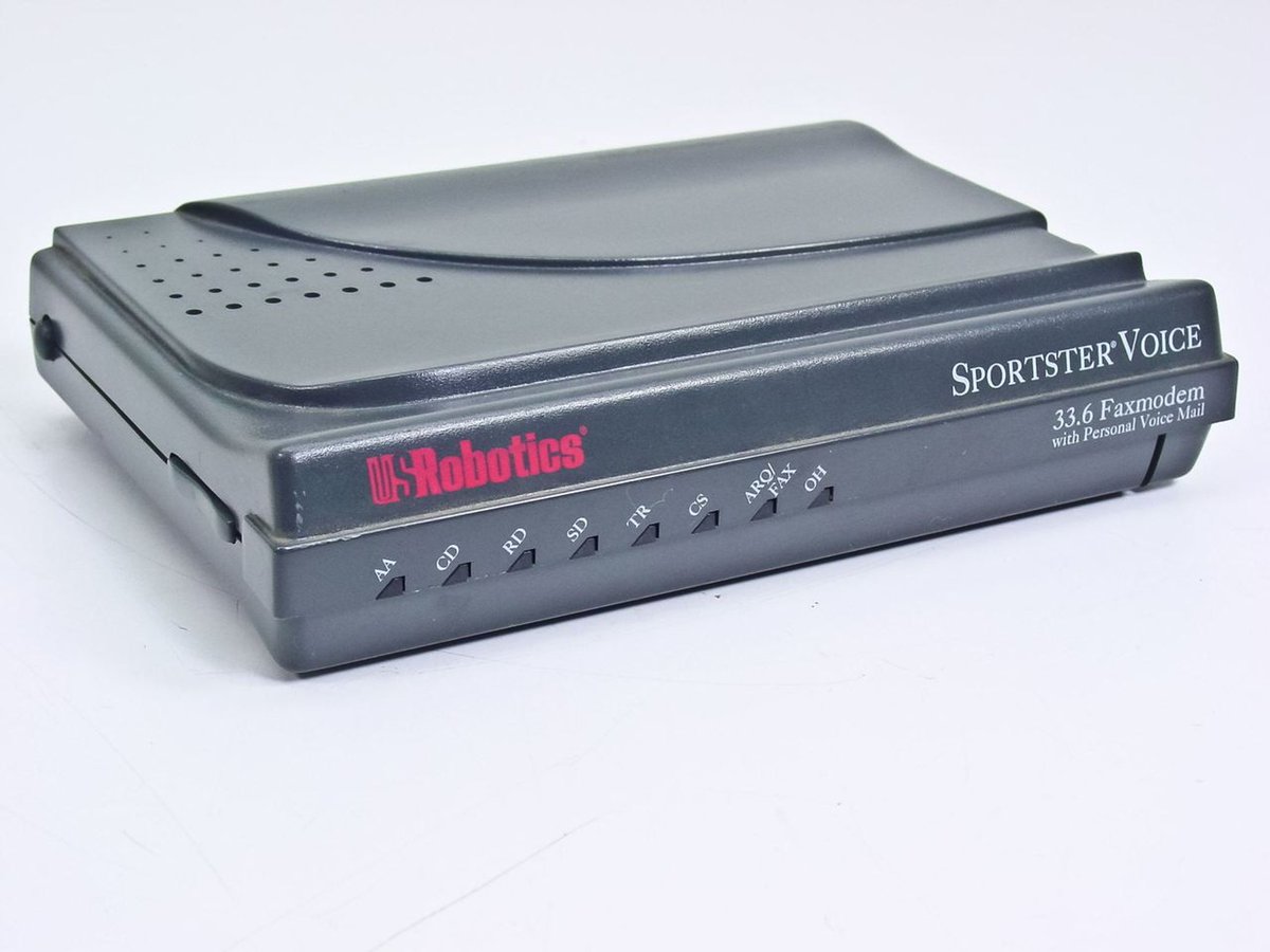 ocomar's tweet image. Ceci est un modem. Il était indispensable pour accéder à Internet au debut du Web. Surtout vers la fin des années 90. Cerise sur le gâteau, il permettait d’envoyer et de recevoir des Fax. 
#OldGeek
