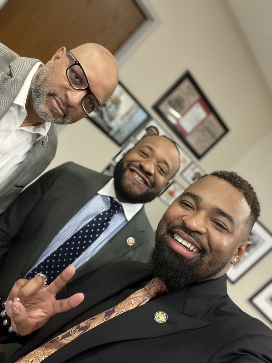 jeffrielongjr's tweet photo. Spending a wonderful Saturday afternoon with the Electrical Workers Minority Caucus (Local 26) Annual Solidarity Gala. Always great to see my dear friend and brother Delegate Joshua Cole (@jcole4va), Congressman Glenn Ivey (@glenniveymd) #WorkingforMD #District27B #Excellence https://t.co/Yjt9b4LAIS