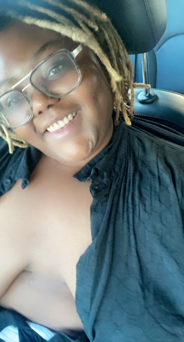 This outfit don&rsquo;t work right. My shirt keeps falling down 🙄 https://t.co/4wrP1GYTI9