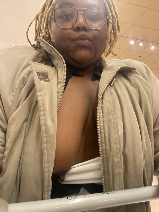 This outfit don&rsquo;t work right. My shirt keeps falling down 🙄 https://t.co/4wrP1GYTI9