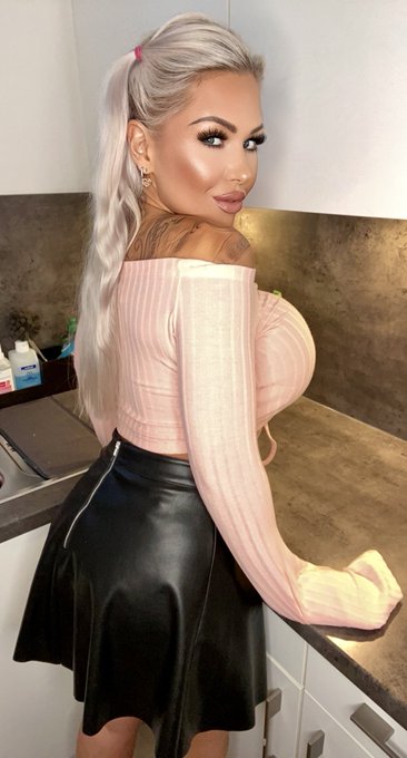 Rate my outfit 1-10 🥀 https://t.co/Xy53fMAEfh