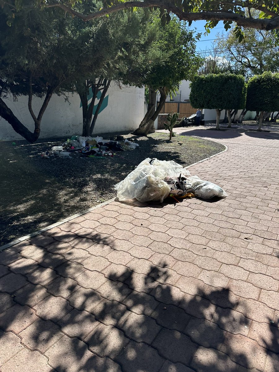 RodrigoLoro12's tweet photo. Cada vez está más descuidado el parque de la @ColCimatario @qromunicipio @SSPMQueretaro https://t.co/39WYiALhtq