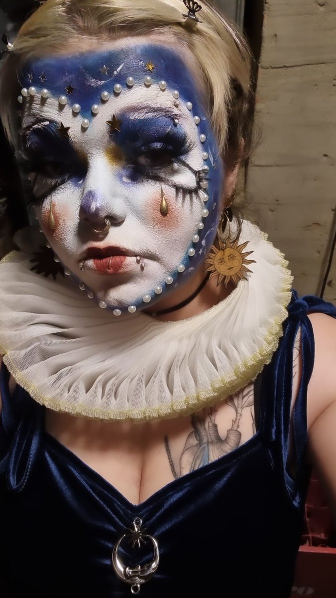 Karmazul's tweet photo. Hoy toca Fiesta de Máscaras🎭  como siempre en @DragonVerdeTab con @Susanablood 🤍✨️ https://t.co/x7iSB6B4IG