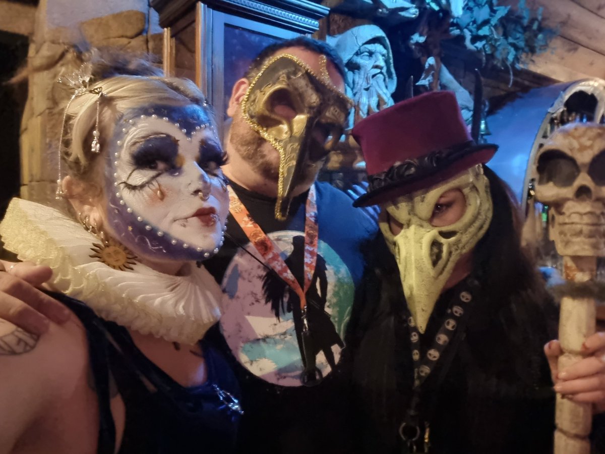 Karmazul's tweet photo. Hoy toca Fiesta de Máscaras🎭  como siempre en @DragonVerdeTab con @Susanablood 🤍✨️ https://t.co/x7iSB6B4IG