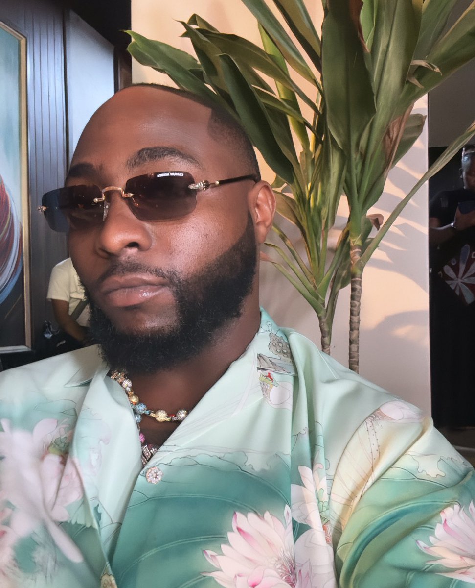 davido's tweet photo. 😘 https://t.co/MCKYsgGQ2M