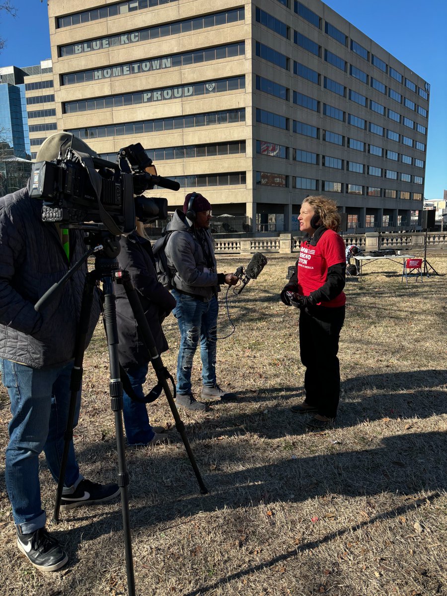 MomsDemand's tweet image. NOW: In the wake of the mass shooting at the Kansas City Chiefs' Super Bowl victory parade, our volunteers are rallying with survivors, lawmakers, and other gun safety advocates to spread awareness about gun violence and discuss solutions to this burgeoning epidemic. #MOLeg