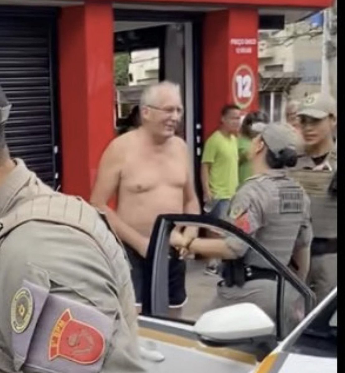 GiardiniNoronha's tweet photo. 🚨No Rio Grande do Sul, homem negro é vítima de tentativa de homicídio, mas ao ser chamada, brigada Militar prende a vítima e não o agressor.
INACREDITÁVEL 😡 https://t.co/ttZ8lcA83k