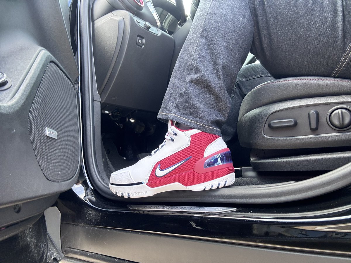 BiscoeTheBoss's tweet photo. #TodaysKicks #kotd #ComplexKicks #SneakerNews #NiceKicks #Kicks0l0gy  #WearYourKicks #WalkLikeUs #wdywt #Nike #AirZoomGeneration #FirstGame #BronGang #SoleCollector #CosignKicks #HeatOnFeet #SneakerAddict #SneakerHead #TheChosenFew👑 #UnDS https://t.co/HaROpUCR2Q