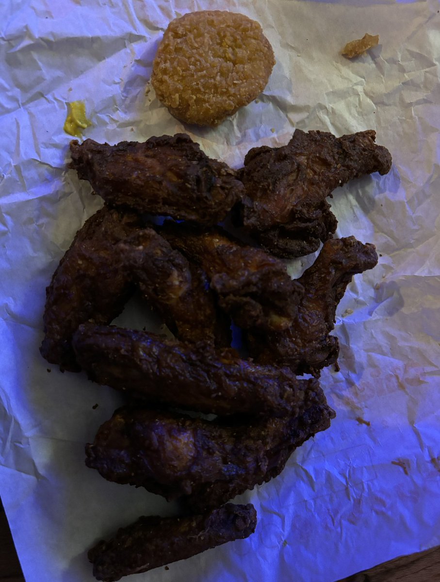 Chapot Philippe (@philippechapot) on Twitter photo Selon le <a href="/BurgerKingFR/">Burger King France</a> Brive cinéma, ces chicken wings ne sont pas brulées. Un serveur m'affirme pendant 10 minutes que cela fait 1 an et demi qu'il travaille au Burger King et que ces wings sont normales. Je demande à parler au manager qui ne reconnait pas non plus... Selon le <a href="/BurgerKingFR/">Burger King France</a> Brive cinéma, ces chicken wings ne sont pas brulées. Un serveur m'affirme pendant 10 minutes que cela fait 1 an et demi qu'il travaille au Burger King et que ces wings sont normales. Je demande à parler au manager qui ne reconnait pas non plus...