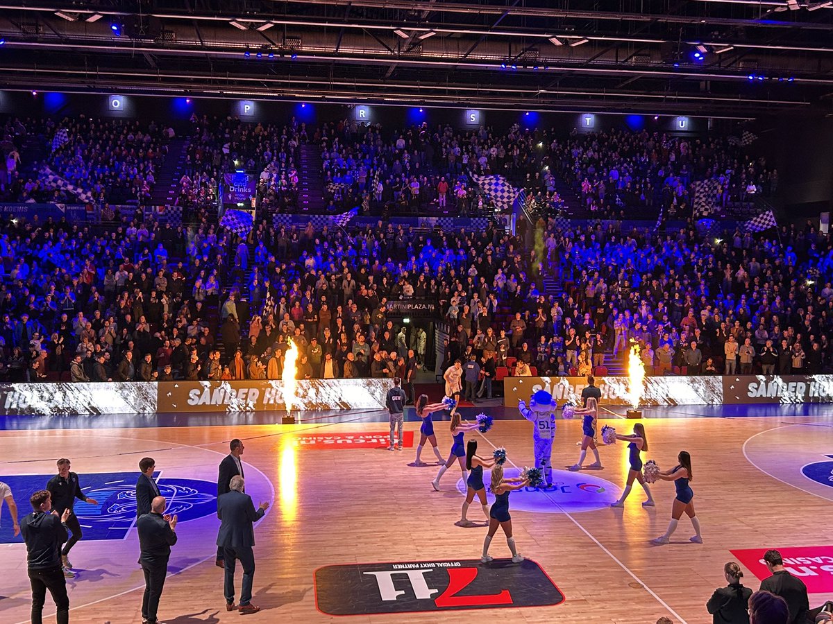 Peter van der Molen (@peter_vd_molen) on Twitter photo Een avond met ruim 4.000 toeschouwers in <a href="/Martiniplaza/">Martiniplaza Groningen</a>, geblesseerde spelers bij <a href="/Donar_Official/">Donar</a>, uiteindelijk klein verlies vs. <a href="/010Basketbal/">Rotterdam City Basketball</a>, scheidsrechters die gedurende de wedstrijd op hun iPad een serie aan het kijken waren? en een hoop gezellige mensen weer gezien! #Donar Een avond met ruim 4.000 toeschouwers in <a href="/Martiniplaza/">Martiniplaza Groningen</a>, geblesseerde spelers bij <a href="/Donar_Official/">Donar</a>, uiteindelijk klein verlies vs. <a href="/010Basketbal/">Rotterdam City Basketball</a>, scheidsrechters die gedurende de wedstrijd op hun iPad een serie aan het kijken waren? en een hoop gezellige mensen weer gezien! #Donar