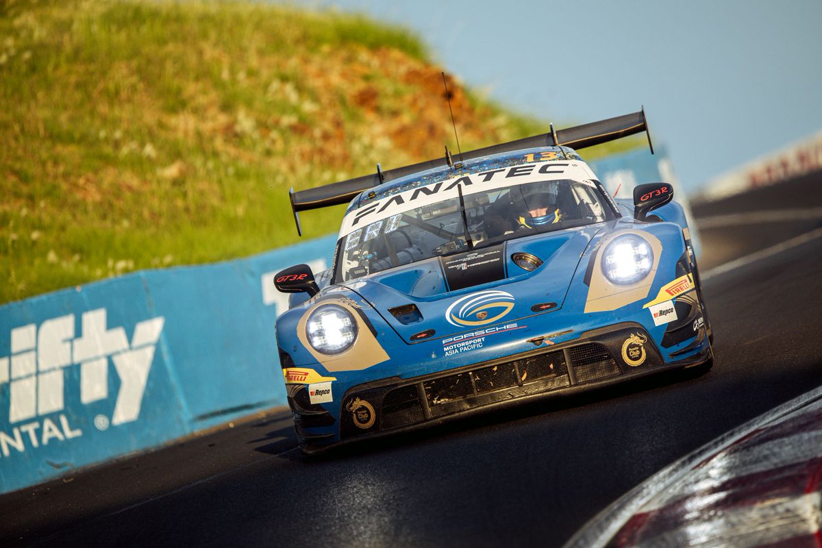 PorscheRaces's tweet image. #IntGTC - After the 1st quarter of the race and a 🌕🌕 period: The #911GT3R of #MantheyEMA continues to lead @Bathurst12hour at #MountPanorama, while the #PhantomGlobalRacing #Porsche is in P5 after a sensational catch-up race. #TheBendMantheyEMA defends P1 in the #ProAm