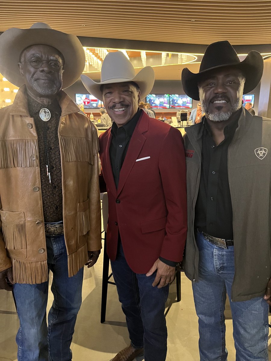 ObbaBabatunde's tweet photo. Enjoyed a great evening last night with my #cowboy partners ⁦@REGINALDTDORSEY⁩ and ⁦@GlynnTurman⁩ ⁦@PBR⁩ ⁦@cryptocomarena⁩ where https://t.co/loiEZBR5dG and fun filled the space #cowboylife #pbr https://t.co/54Yql9zKPd