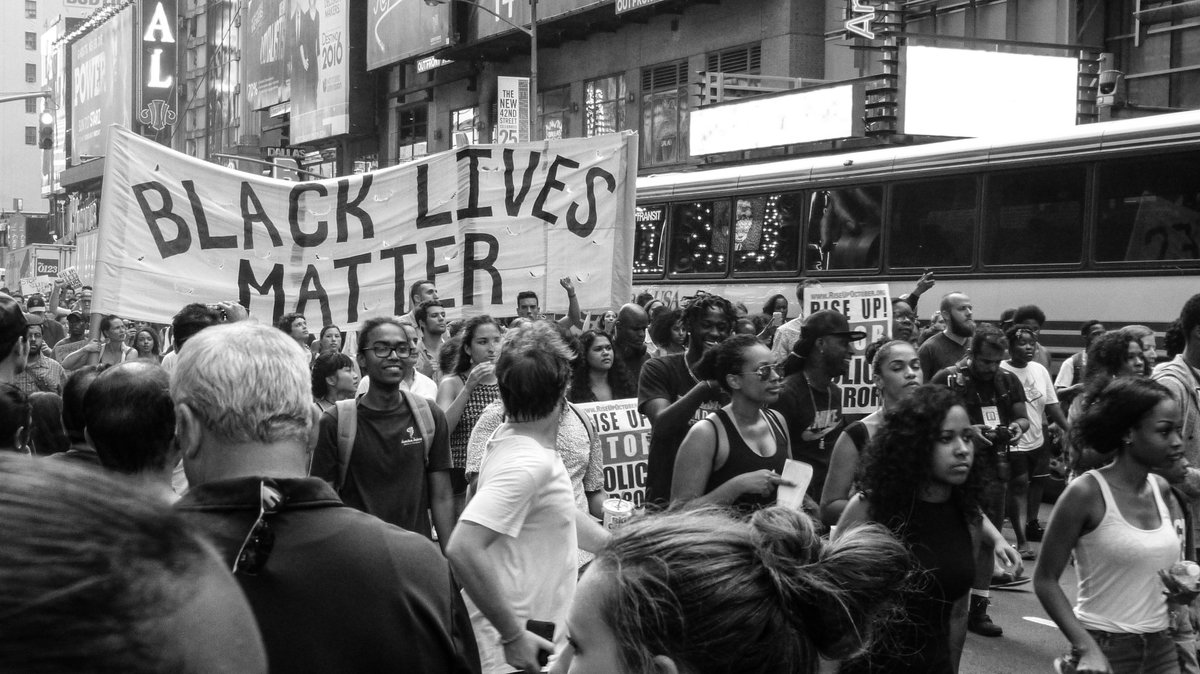 In @PsychToday, @OnnieRogers writes about her research showing that while the majority of Black and White parents talked to their kids about BLM in the fall of 2020, White parents were less likely to talk about inequality in a substantial way. spr.ly/6011nEwaR