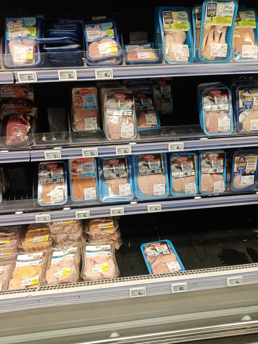 44 jours de souffrance dans les élevages #LeGaulois et #LDC . Par soucis d'information du consommateur et en partenariat avec #L214, <a href="/Leclerc/">E.Leclerc</a> et <a href="/Groupe_Casino/">Groupe Casino</a>  présentent en magasin de nouvelles étiquettes sur leurs produits en rayon.