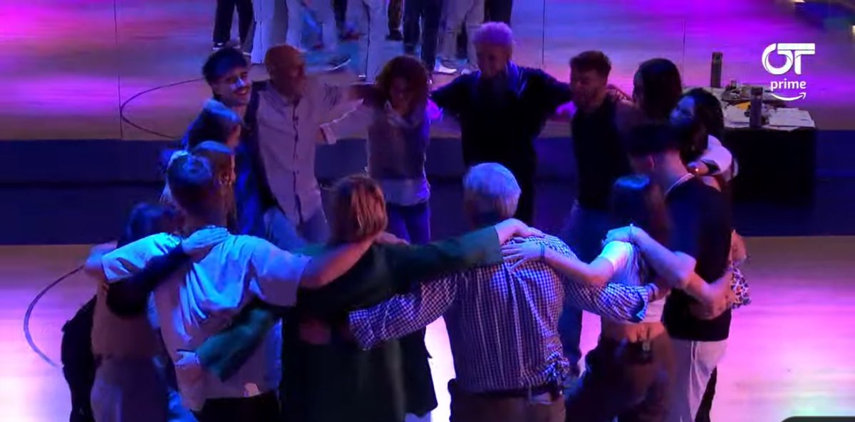 OT_Oficial's tweet photo. 😭De vuelta y TODOS JUNTOS escuchando y cantando el himno 😭 https://t.co/ol35IEn0yW 💙 #OTDirecto17F https://t.co/YgS9OkF8Cp