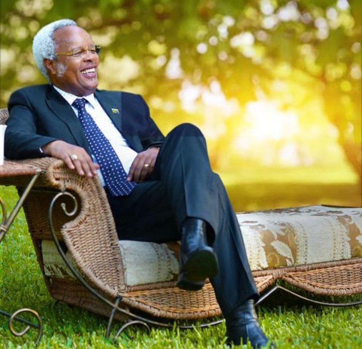 MabrukiRobert's tweet photo. Familia ya Mzee Edward Lowassa, ni vema wakafanya mambo yafuatayo baada yake kuondoka;
i. Waandike kitabu cha maisha ya Mzee Edward Ngoyai Lowassa
ii. Wajenge kituo/chuo kikubwa cha maktaba itakayosheheni vitabu na makavazi mbalimbali ya historia na uongozi wa Baba yao.
#Buriani https://t.co/0qdwTp2R64