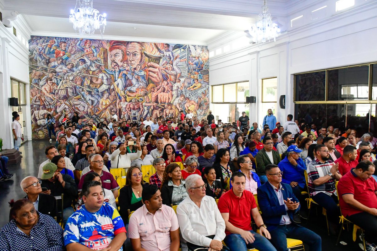 ¡Organizar, unir y sumar! 

Desde el Consejo Legislativo del Estado Bolivariano Aragua (CLEBA), sostuvimos un extraordinario encuentro con el Bloque Parlamentario de la Patria, para debatir las 7 Transformaciones orientadas por nuestro presidente <a href="/NicolasMaduro/">Nicolás Maduro</a>.