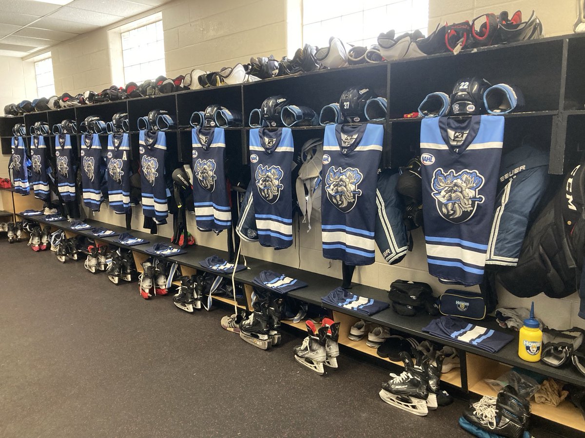 Keepemsharp's tweet image. ⁦@nhmountainkings⁩ ⁦@NAHLHockey⁩ room came together nicely today with volunteer effort of ⁦@LukeBowers21⁩ and brother Lee. Not every day an EQ gets volunteers to help setup the locker room for game night. Glad I took them up on it as we both benefitted! #family