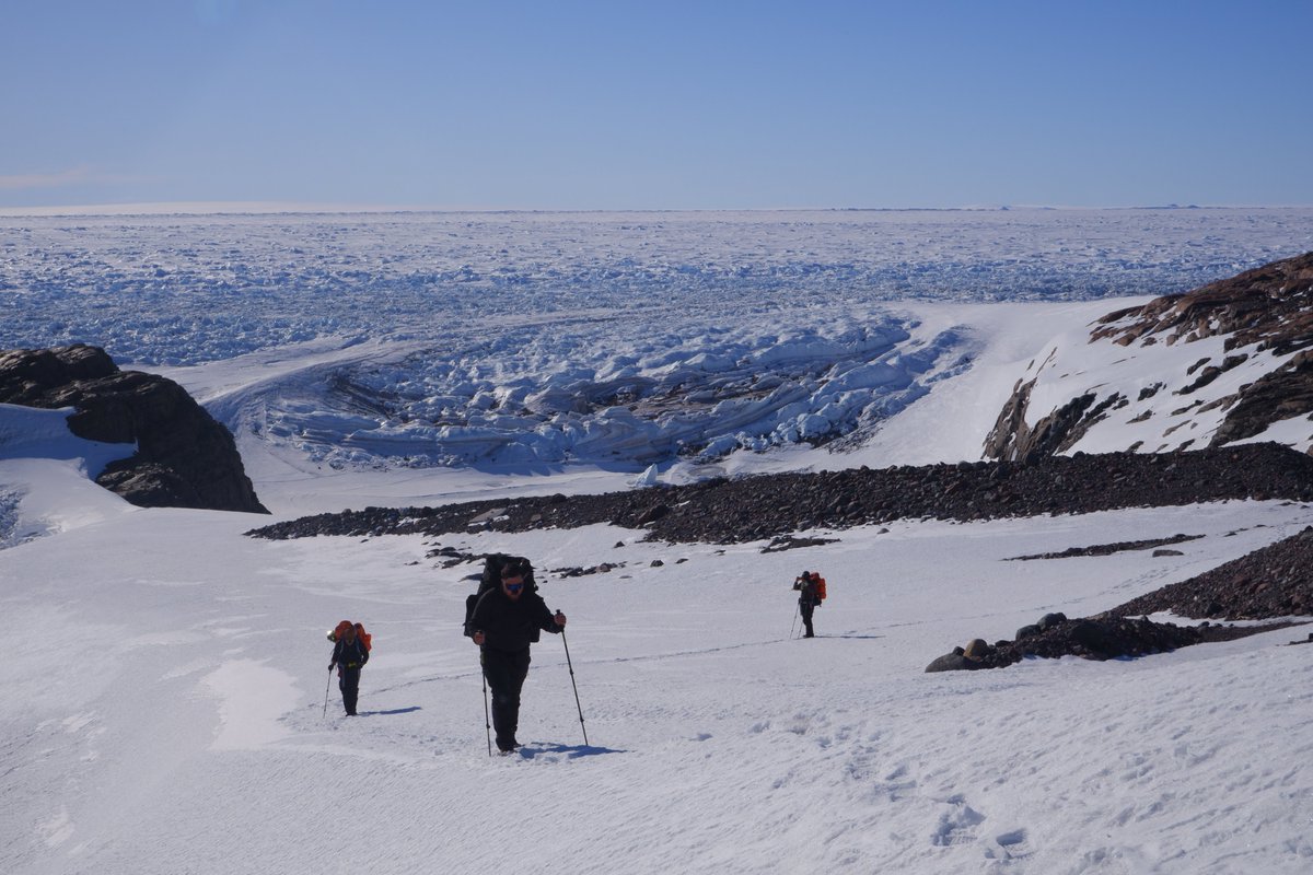Excited to speak to @DrShaneRRR on 3RRR @einstein_agogo from 11-12 today, about our recent deep field campaign in East Antarctica! below: view of the team @selwynox, @LevanTielidze and @palaeoport hiking across the incredible Cape Jones beside Denman Glacier❄️🗻