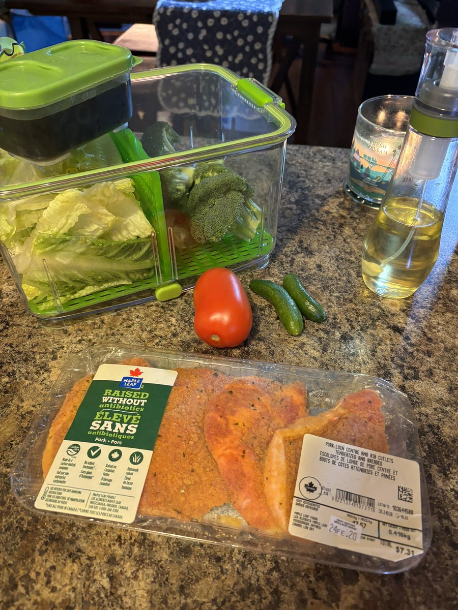 kimmy_labr's tweet image. I’m gonna try these already breaded pork chops tonight! 

#mapleleaf
