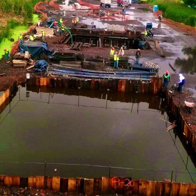 XochimilcoVivo's tweet photo. ¿ Saben que sistema de captación de lluvia también es muy moderno y eficiente?

Los humedales y ríos de una ciudad, mantenerlos y no sepultarlos en asfalto.

(Fotografía  de la construcción del Puente “Cielito lindo” en Cuemanco hace un par de años)

#CDMX #Xochimilco https://t.co/ii1bCXTmxN