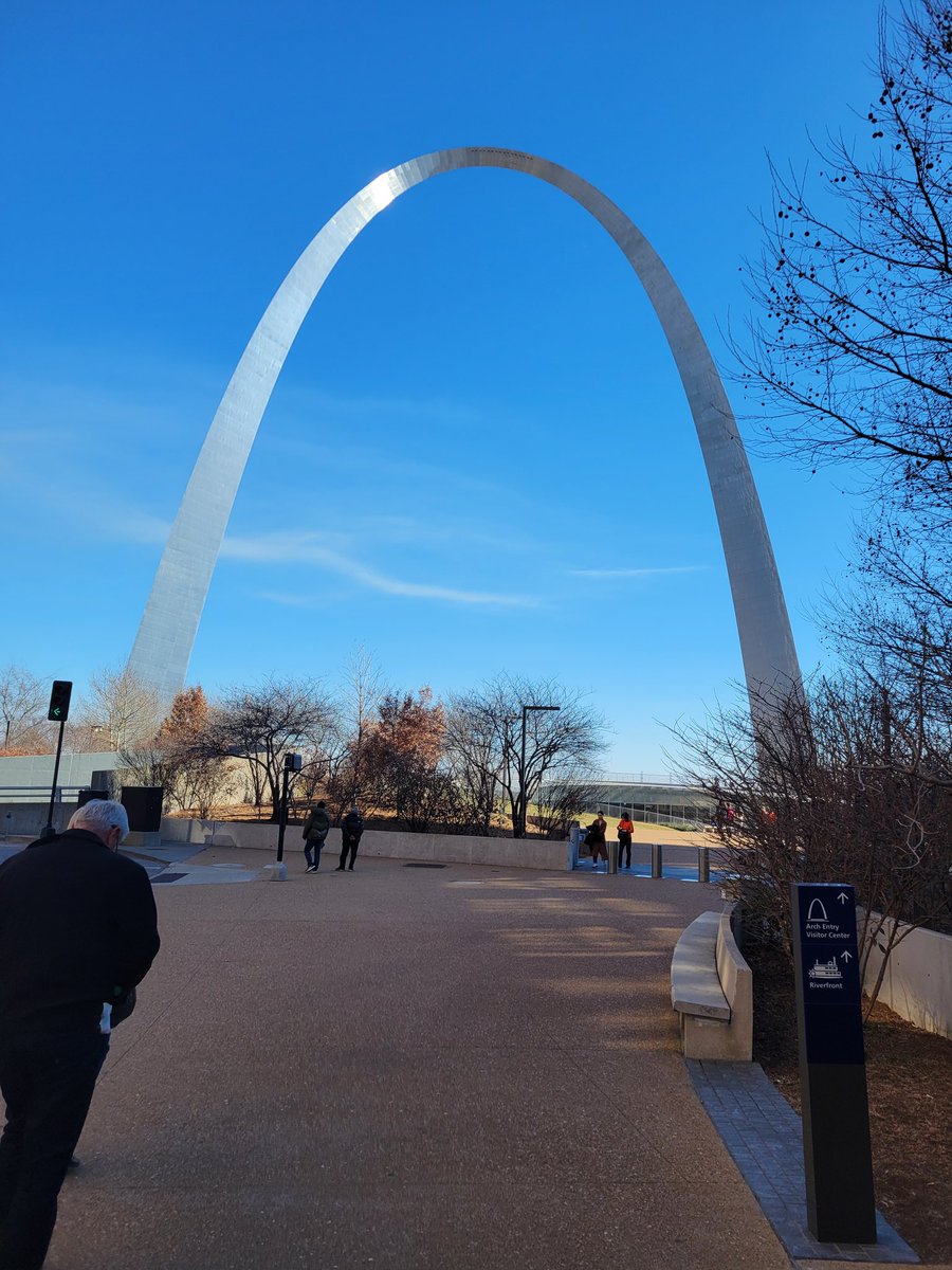 Very impressive tour a in St. LOUIS . Neat to learn Winnipeg Manitoba Canada built their 'growth chambers'...more here at Bayer than all US acedemic institutions combined.  Development is costly & long term committment to farmers. Thanks @Maizex @BayerTraitsCA @GrainFarmers