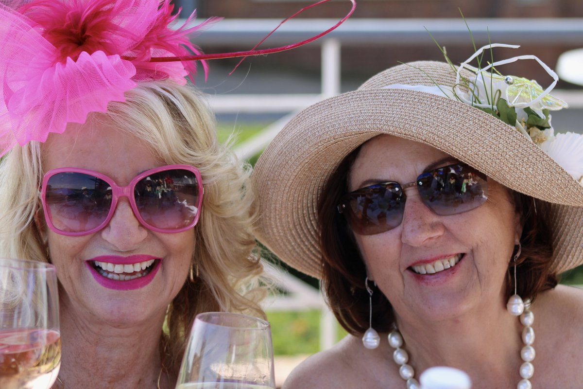 bln_streets's tweet image. Rennbahn Impressionen von der Rennbahn Hoppegarten #rennbahnhoppegarten #hatstyle #hats #fashion