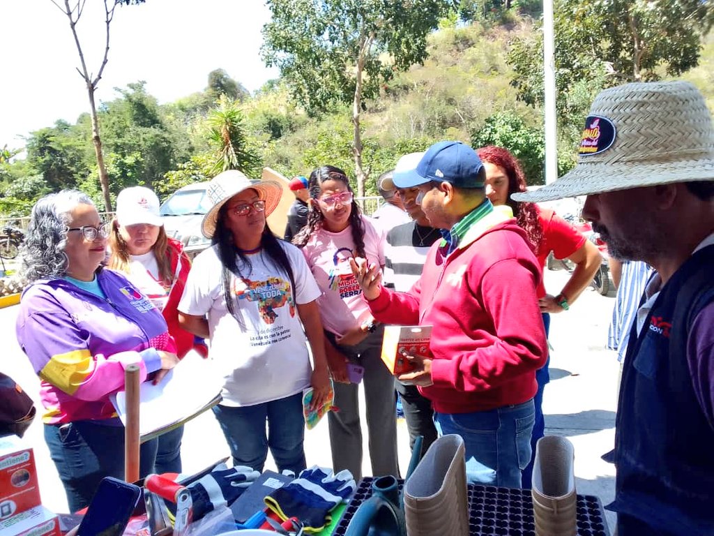 ¡Jornada de Amor en Acción! 
Instalamos Feria Agrourbana Soberanía en el Urbanismo Nelson Mandela, Parroquia San Pedro - Caracas, con la venta de semillas, Kit Agrourbanos, insumos, asesoría técnica, demostración de métodos y captación de agroproductores.

#VivaElPuebloCultor
