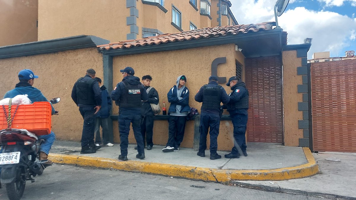 SanSoIL14's tweet photo. Asi la flamante policia del estado de mexico en Huixquilucan sin protocolos y deteniendo gente al azar @RominaCDV @HuixquiGob @delfinagomeza @HXQ52760 https://t.co/iPCzIEllIb