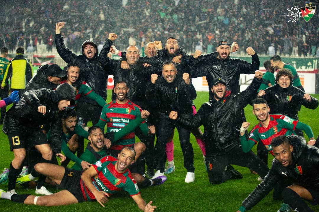 Super boulot de Patrice Beaumelle à la tête du MC Alger. Le Mouloudia est en tête avec 8 pts d'avance sur le CRB. Il gère parfaitement Belaïli, de loin le meilleur joueur du Championnat d'Algérie. Et ça joue bien. Niveau pression, le MCA c'est un club de la capitale turque...