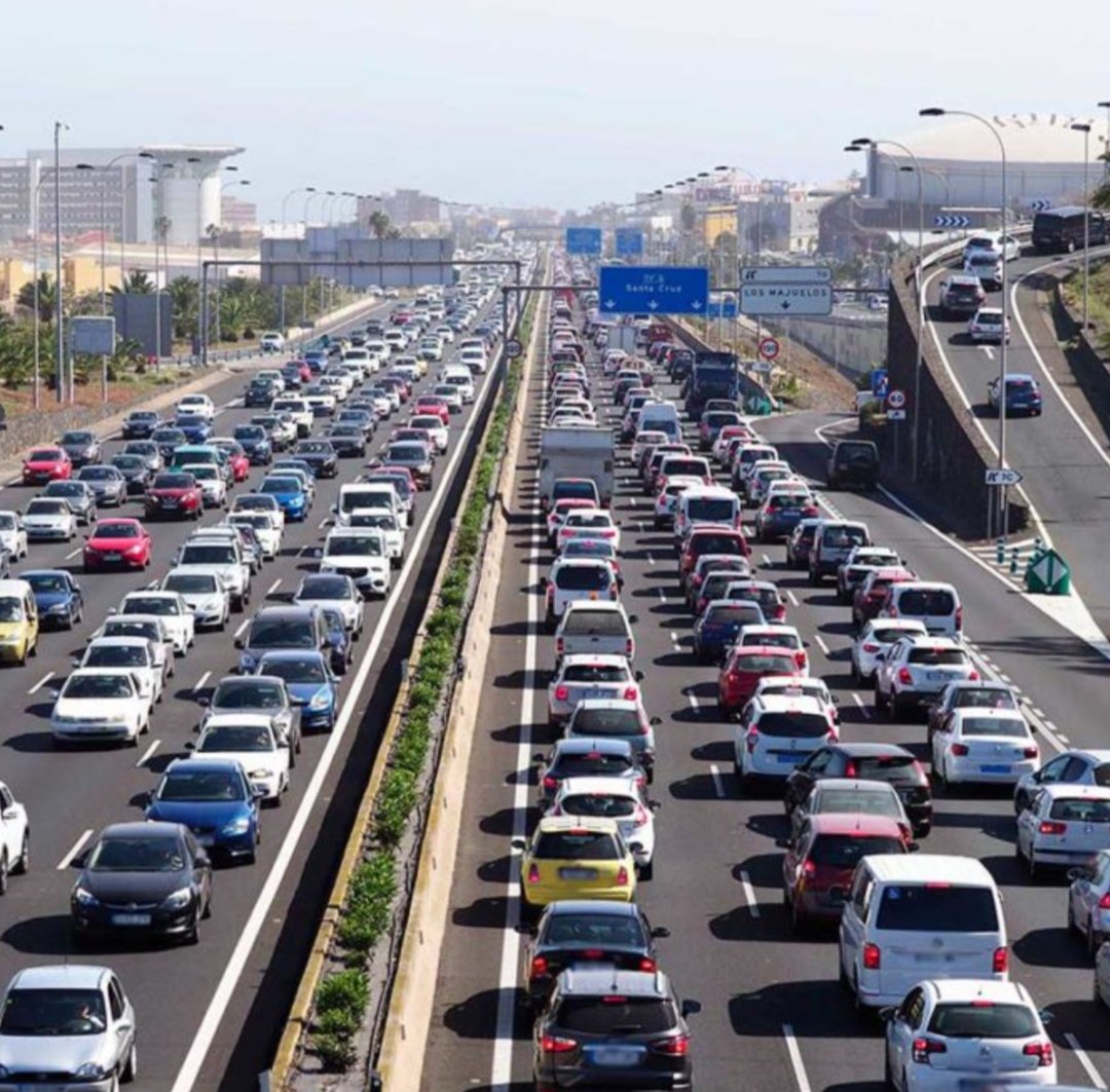 diegoacosta_soy's tweet photo. ESTA FOTO NO ESTÁ TRUCADA
ésto es TENERIFE.  Autopista dirección Santa Cruz y viceversa hacía el norte / Los Rodeos. 
ven esto normal? 
Yo no. https://t.co/rINhlndU2t