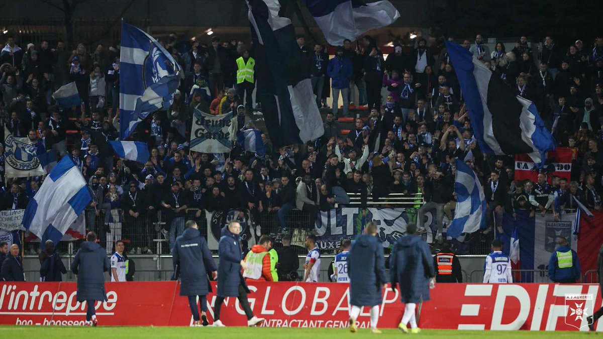 AJA's tweet photo. 💙 Du début à la fin, 𝐨𝐧 𝐚 𝐞𝐧𝐭𝐞𝐧𝐝𝐮 𝐪𝐮𝐞 𝐯𝐨𝐮𝐬 🤍
#TeamAJA #FCAAJA https://t.co/It11fhnLwm