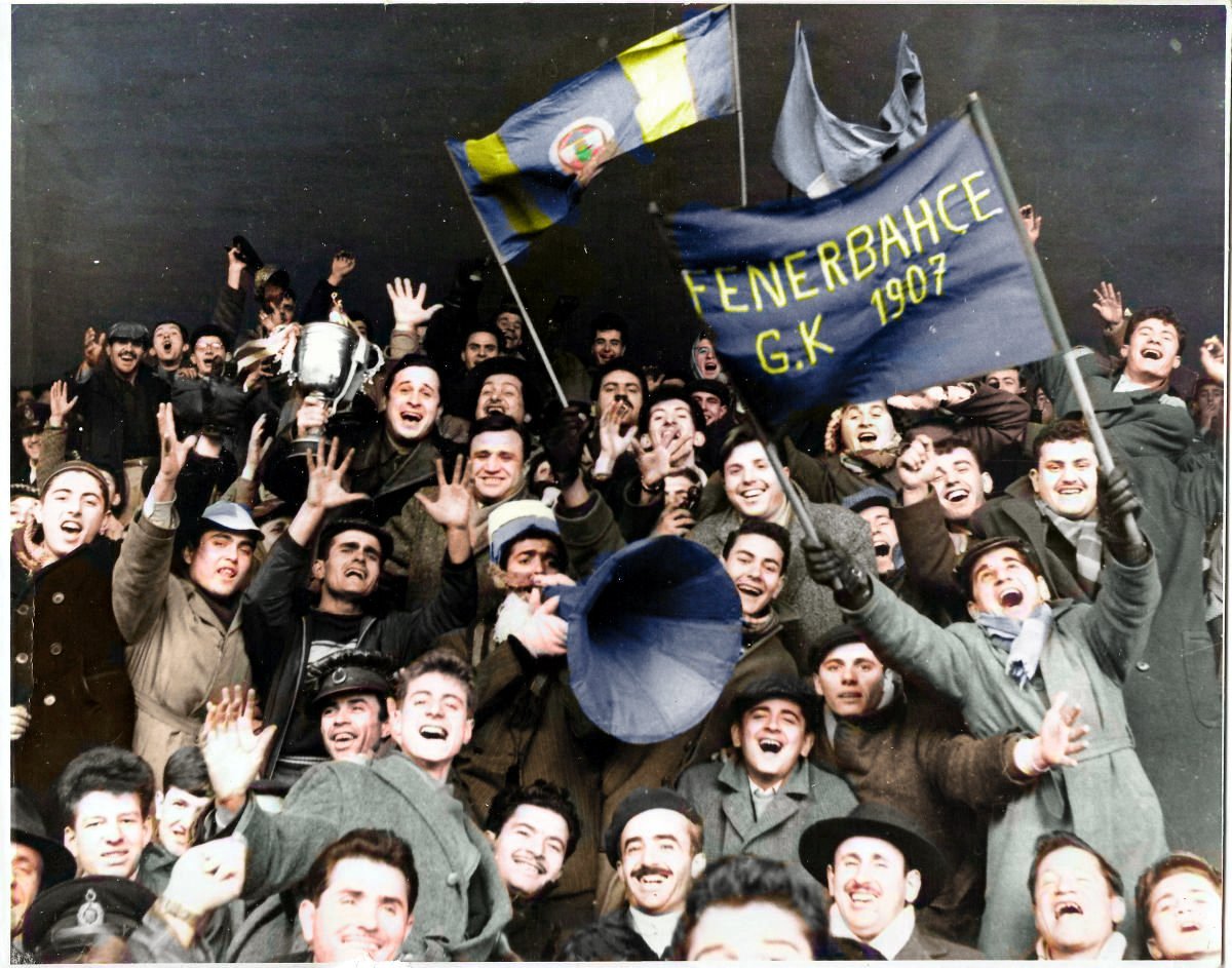 nostalgiafutbo4's tweet photo. Los hinchas del Fenerbahçe, años 50. https://t.co/8M66UExVxN