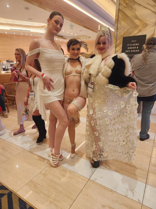 I'm planning a collab with a really tall girl 😍 what scenario would be hottest for me and @XOliviaMadison<a href="/tag/mvsales"class="tags"><span>#mvsales</span></a>